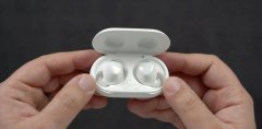 How to choose Galaxy Buds + vs. AirPods